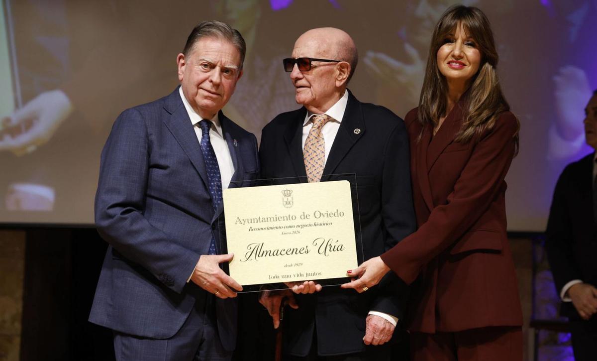 El alcalde, Alfredo Canteli, y la concejala Leticia González, entregan la placa a Genaro Galán, de Almacenes Uría, fundada en 1929.