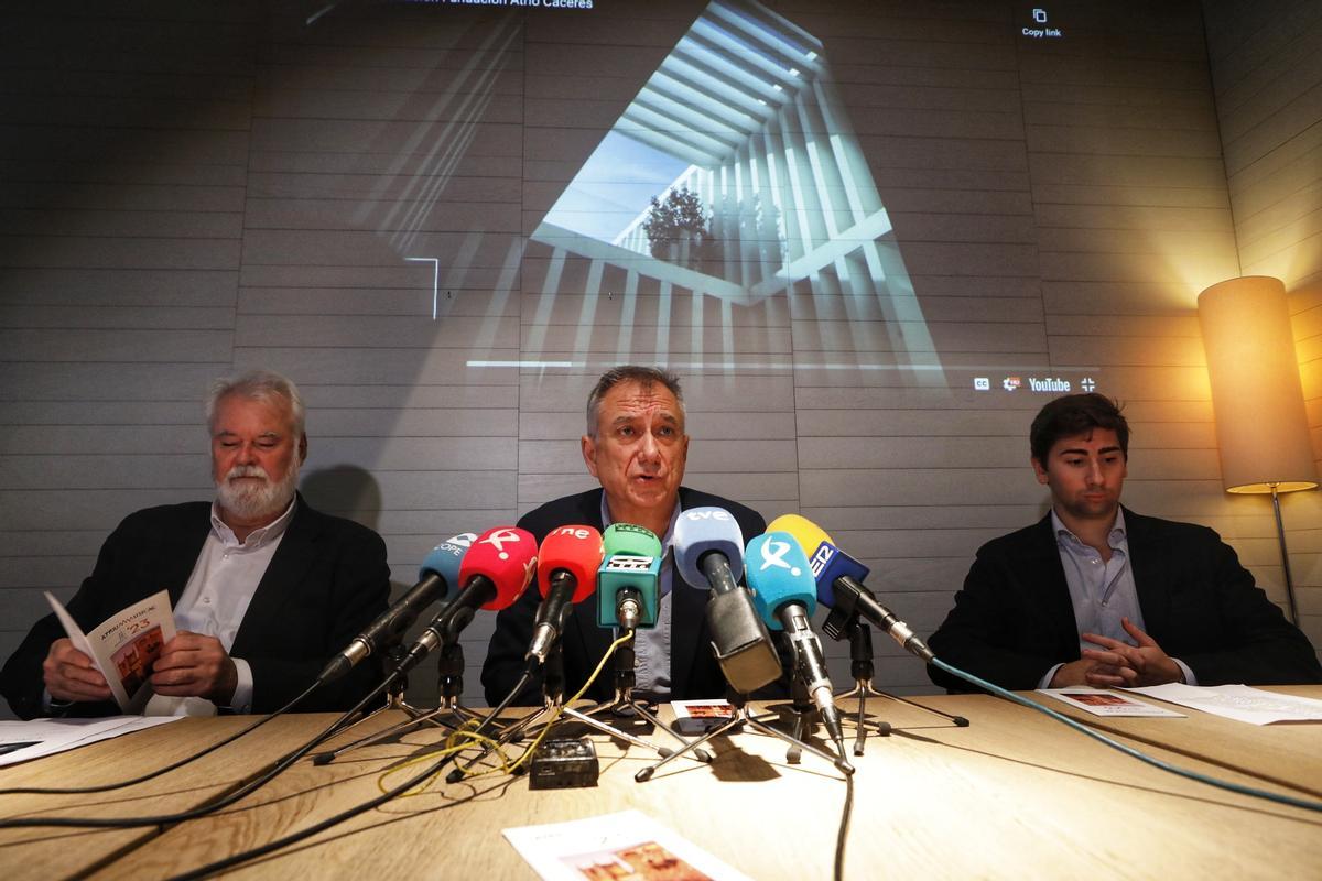 Antonio Moral, responsable del festival, a la izquierda, ayer en Atrio.