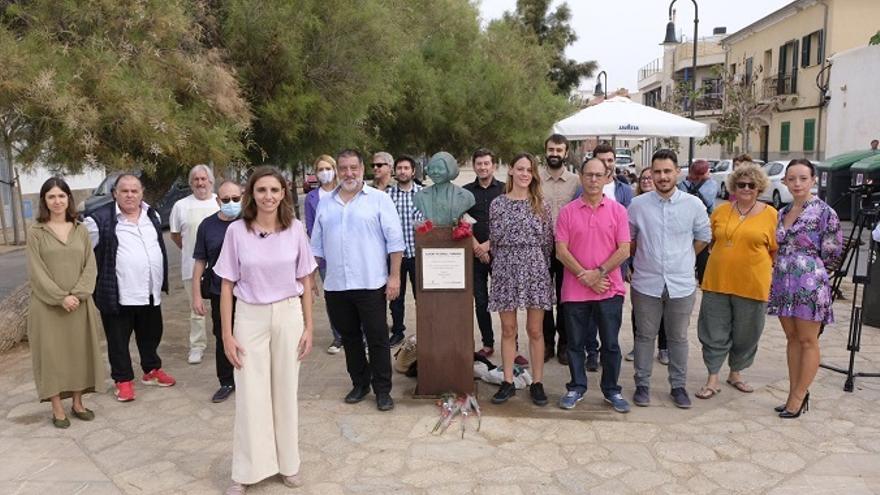 Muñoz presentó a su equipo frente al busto de Aurora Ribot en el Molinar.