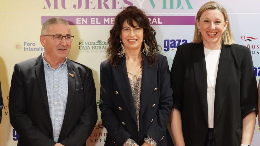 La ministra de Igualdad, Ana Redondo, centro, y la consejera de Familia, Isabel Blanco, durante la inauguración de  la jornada «Mujeres y Vida en el medio rural», organizada por COAG Castilla y León y CERES.