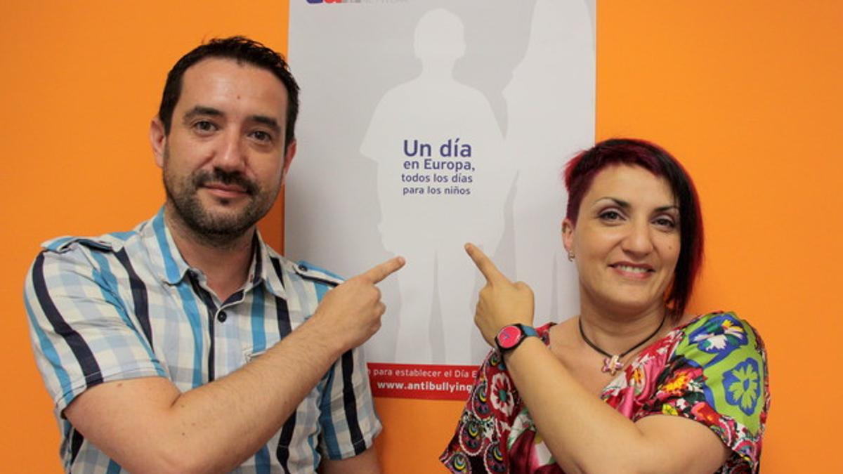 El presidente de Baobab, Ferran Calvo, y Dunya Martínez, del centro de formación Tau, con el cartel promocional de la red europea contra el acoso escolar.