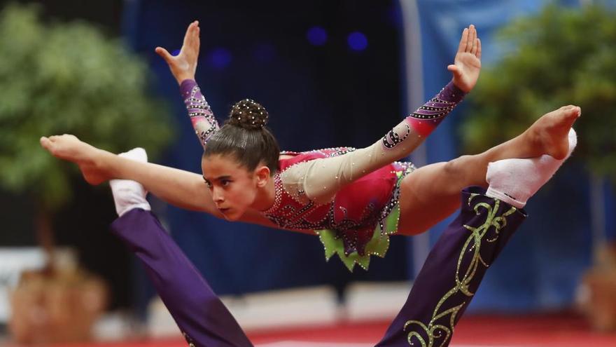 Una gimnasta en pleno ejercicio. // R. Grobas