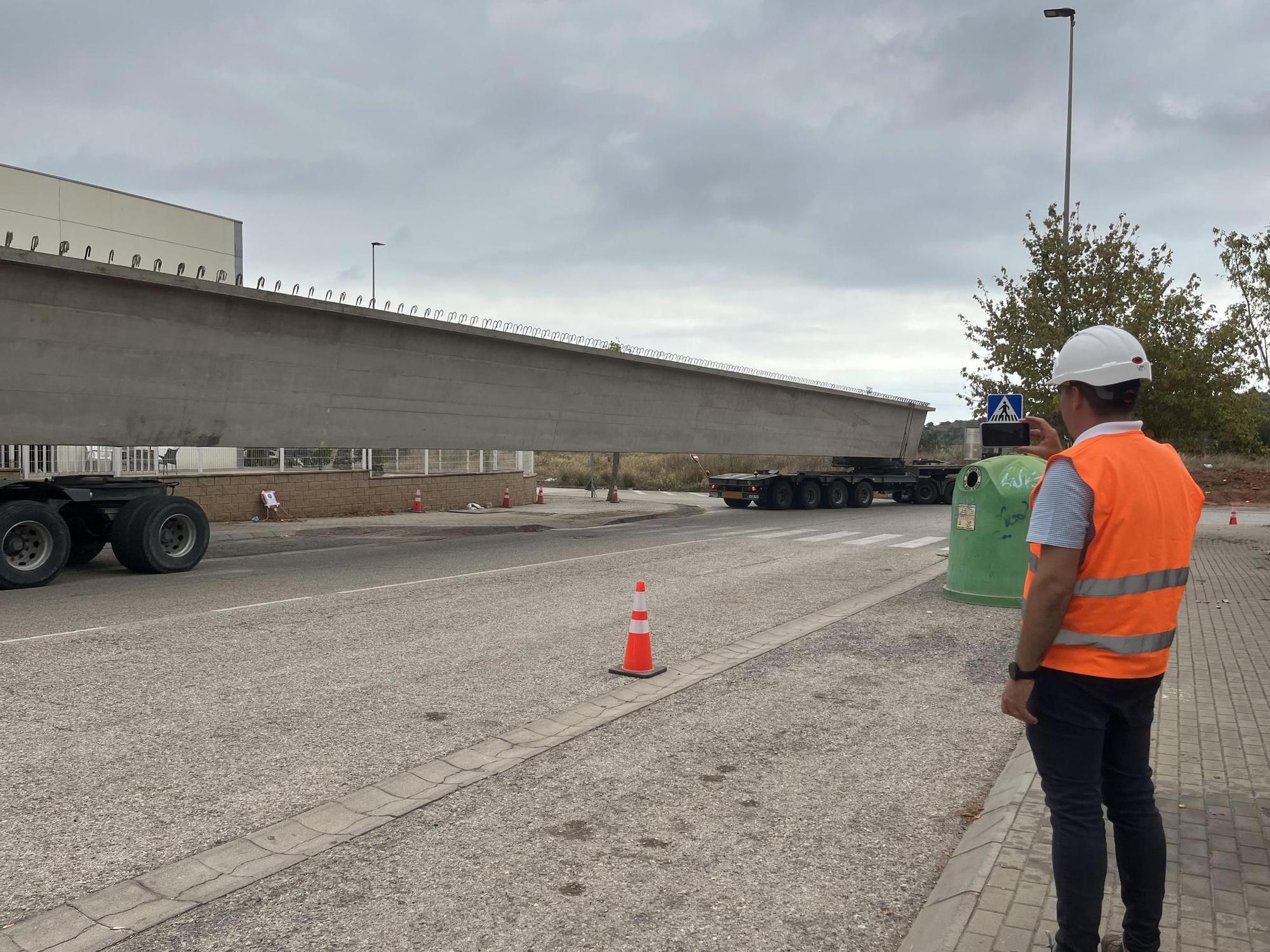 La compleja llegada de la primera megaviga para el puente industrial de la Vall, en imágenes