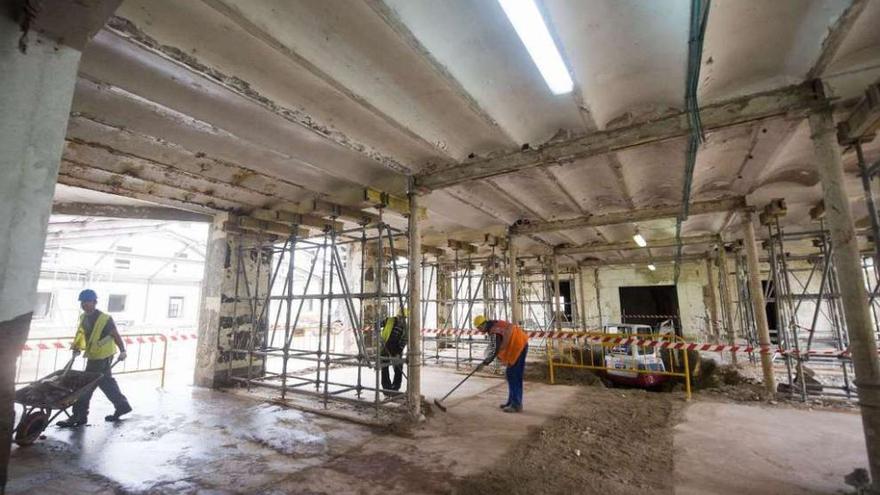 Obreros trabajan en el interior de la fábrica de tabacos, futura sede judicial. 13fotos