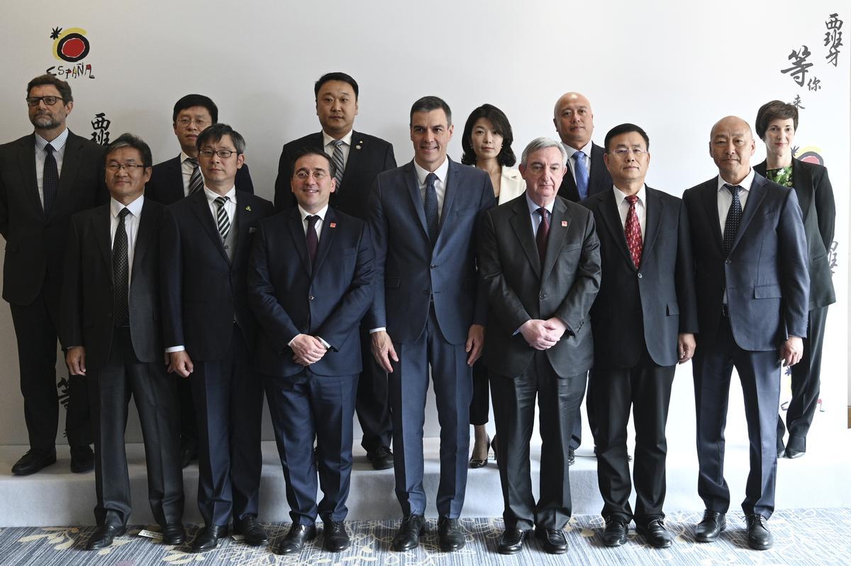  El presidente del Gobierno, Pedro Sánchez (c), el ministro de Exteriores, José Manuel Albares (c-i) y el embajador de España en China, Rafael Dezcallar (c-d) posan para la foto de familia tras su encuentro con un grupo de operadores turísticos chinos este viernes en Pekín en el marco de su visita oficial a China.