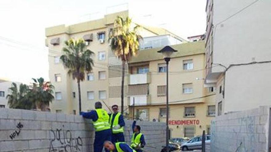 Trabajadores limpiando solares en Capuchinos.