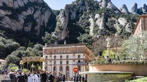La Virgen de Montserrat sale de la abadía por primera vez este siglo ante miles de fieles