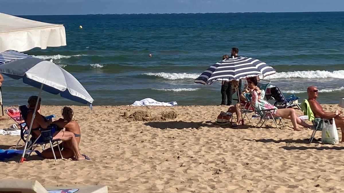 Un bañista ha fallecido en la playa Les Roquetes de Guardamar del Segura