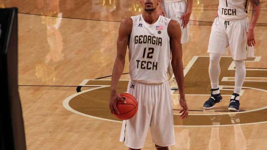 Quinton Stephens en la línea de tiro libre en un partido con su universidad.