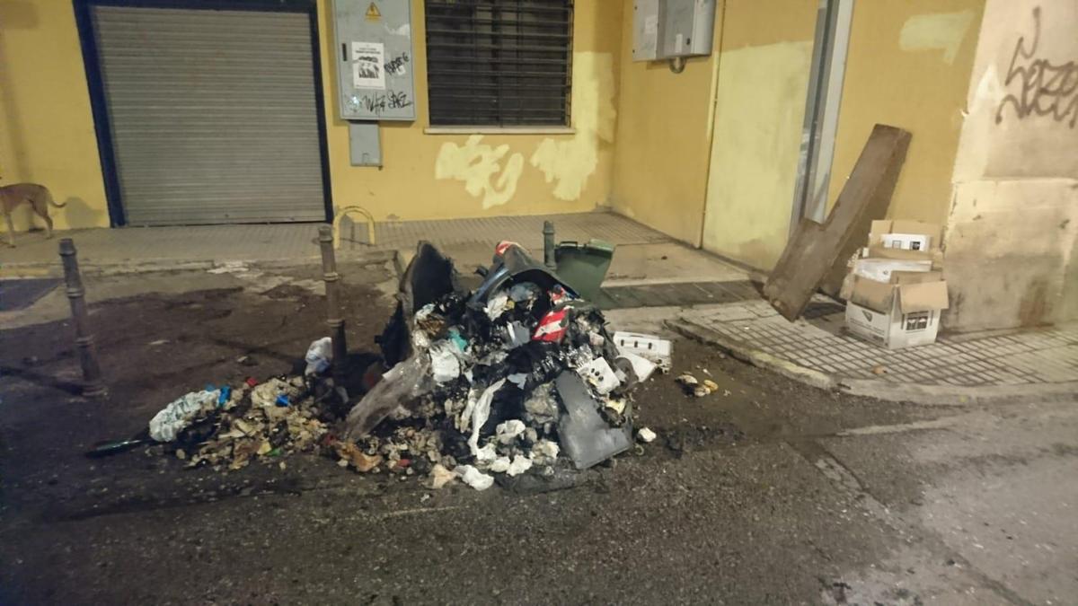 Estado en el que quedó el contenedor de Donoso Cortés tras arder.