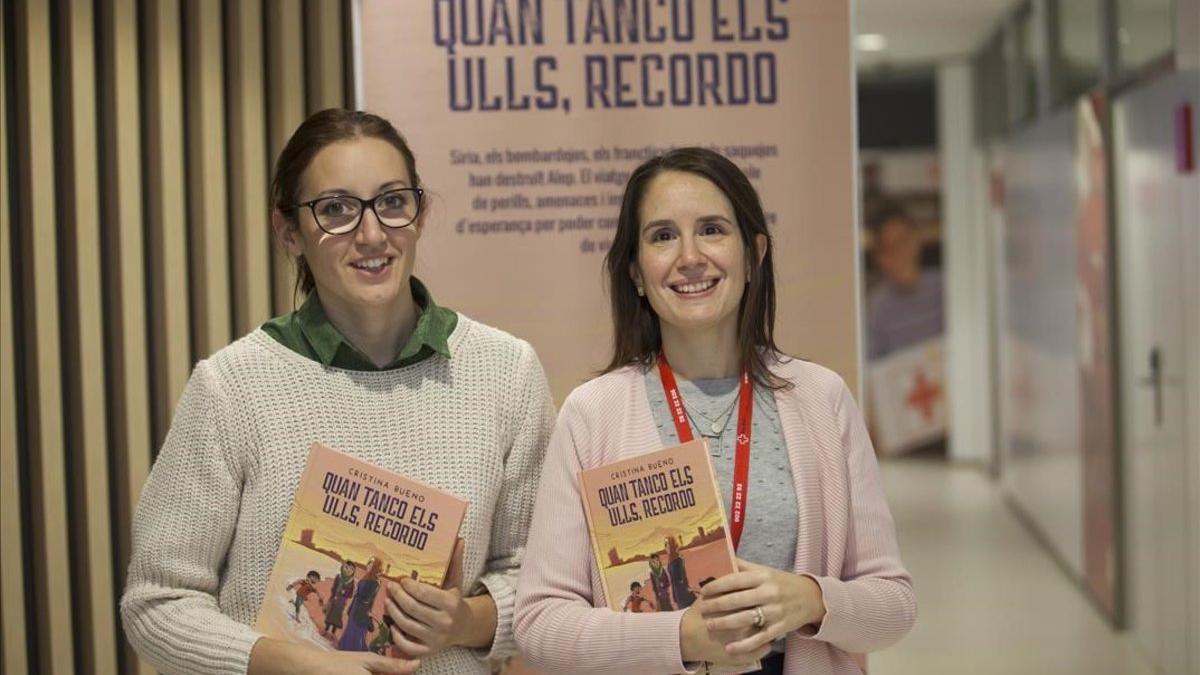 Cristina Bueno (izquierda) y Alexandra Gabarró, en la sede barcelonesa de Creu Roja