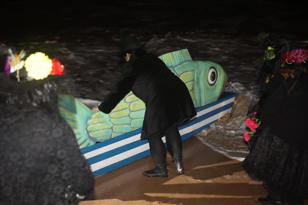 A Coruña llora el fin del Entroido en el entierro de la sardina