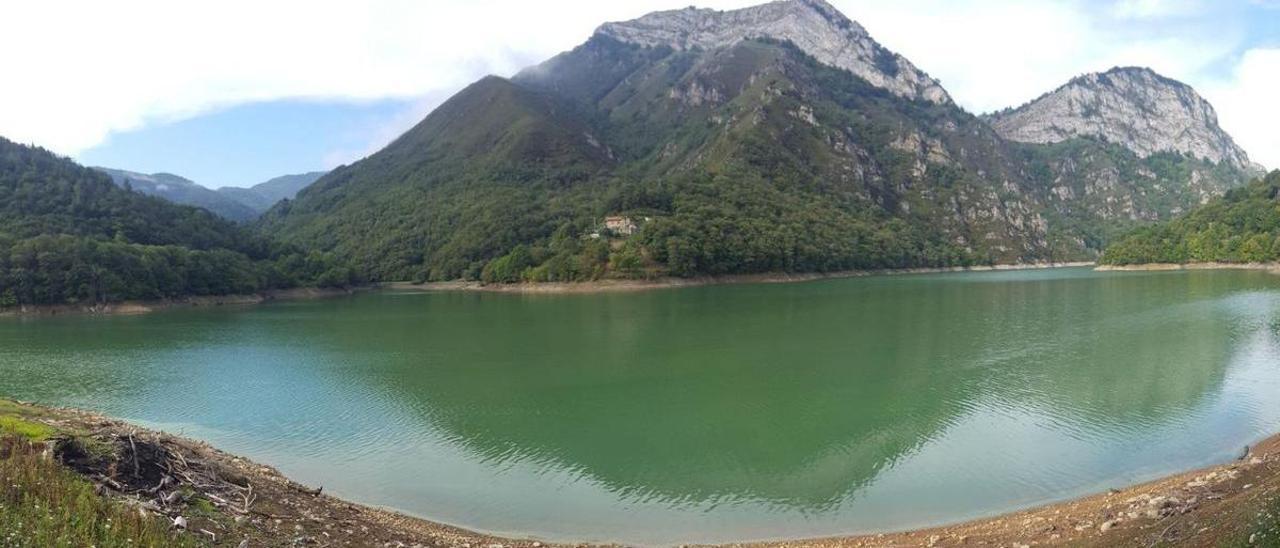 El parque natural de Redes, visto desde el pantano de Tanes, en Caso.