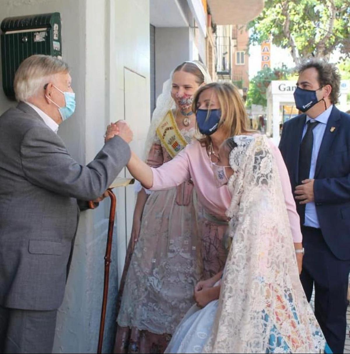 Homenaje que recibió de la alcaldesa, Susana Marqués, el edil y la reina de las fiestas.