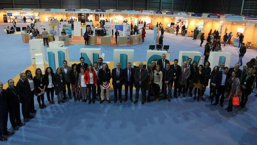 Asistentes a la inauguración del Foro de Empleo de la Universidad, ayer, en la Feria de Muestras de Gijón.