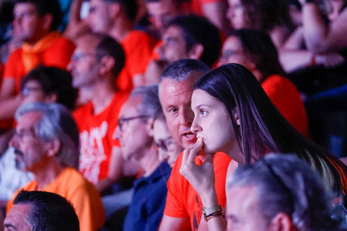 Búscate en la galería de Super: Así se vivió el Barça–Valencia Basket en el Roig Arena