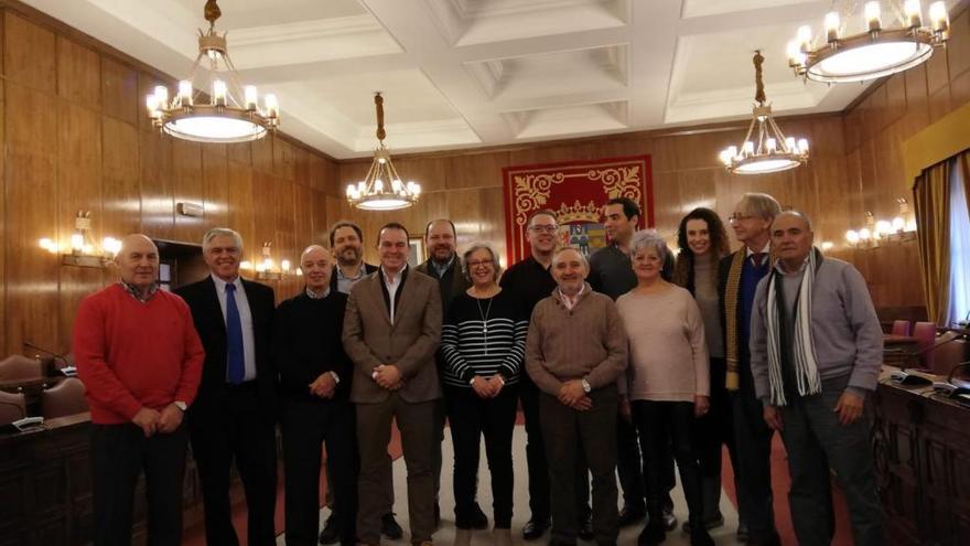 Los responsables de la Diputación y de las Casas de Zamora posan en el Salón de Plenos.