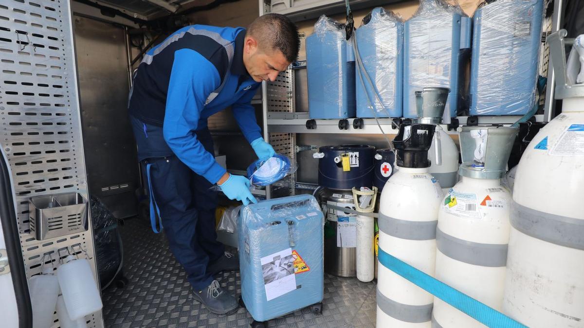 Un operario de Linde Médica coloca los aparatos de la oxigenoterapia en la furgoneta para su traslado. | ÁNGEL DE CASTRO