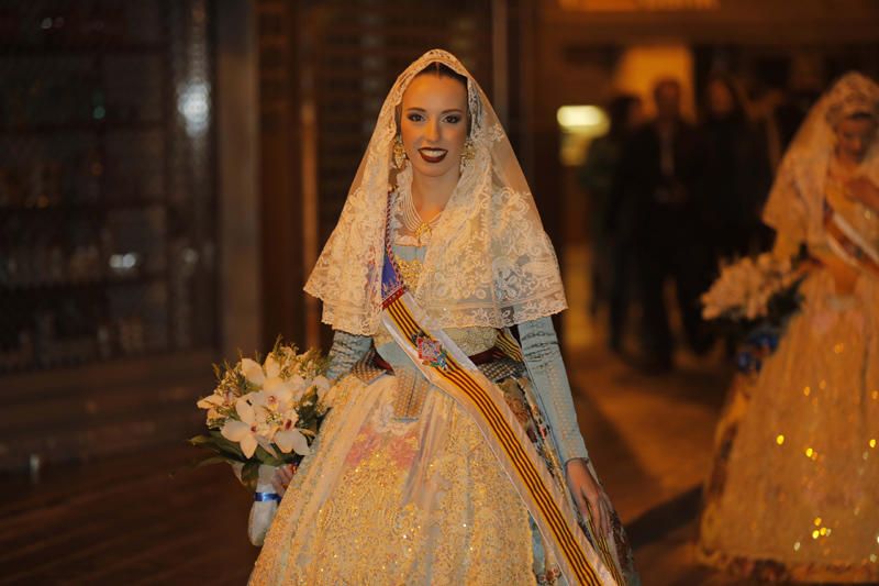 Marina Civera y su corte de honor en la Ofrenda de las Fallas 2019.