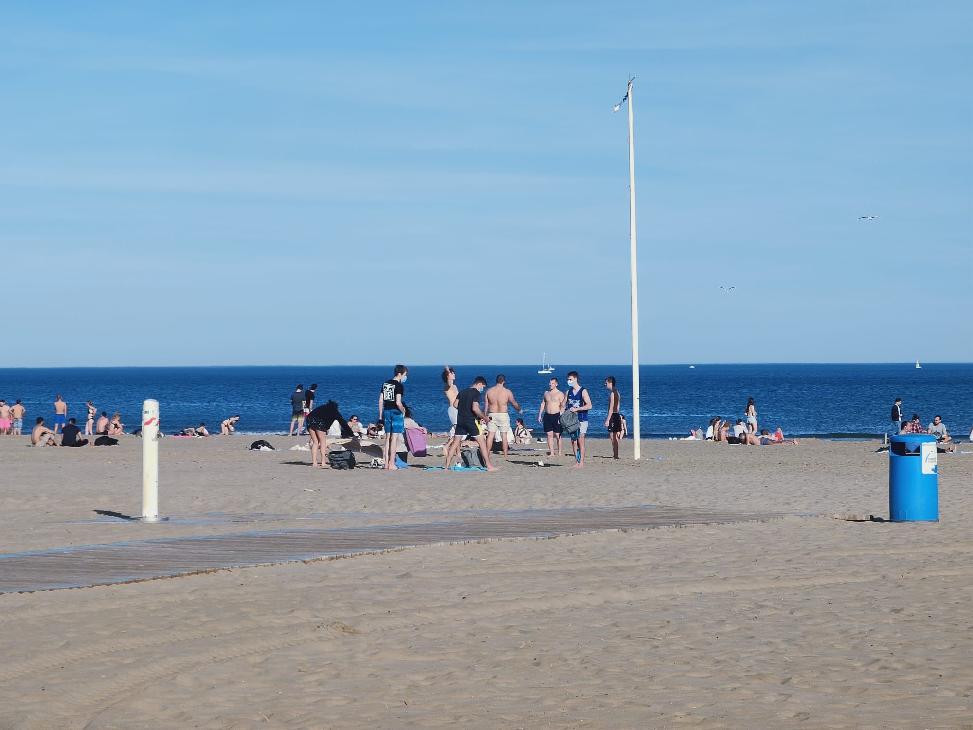 El buen tiempo llena la playa de la Malva-rosa en enero