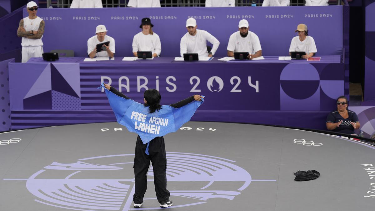 La 'b-girl' Manizha Talash, afgana que compitió por el Equipo Olímpico de Refugiados, antes de ser descalificada tras su actuación en los JJOO de París 2024.