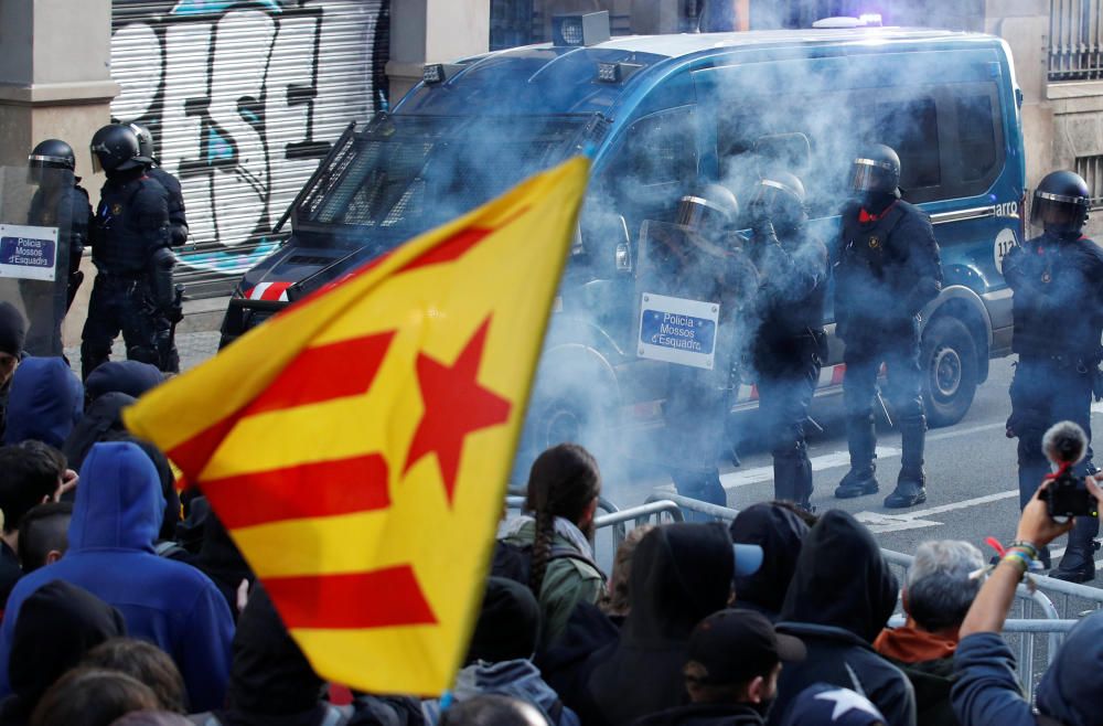 Tensió i enfrontaments entre Mossos i manifestants al centre de Barcelona