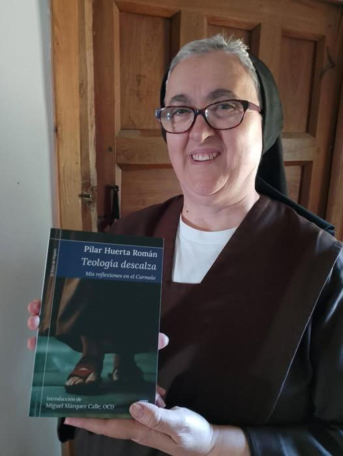 Pilar Huerta muestra la portada de  su nuevo libro.