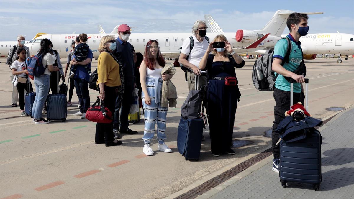 Pasajeros de un avión, en el aeropuerto de Castellón la semana pasada.