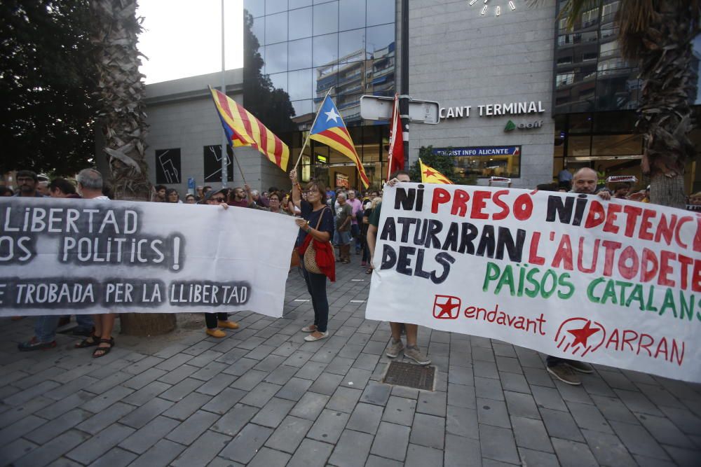 Acció Cultural del País Valencià y otras entidades protestan frente a la estación de Renfe