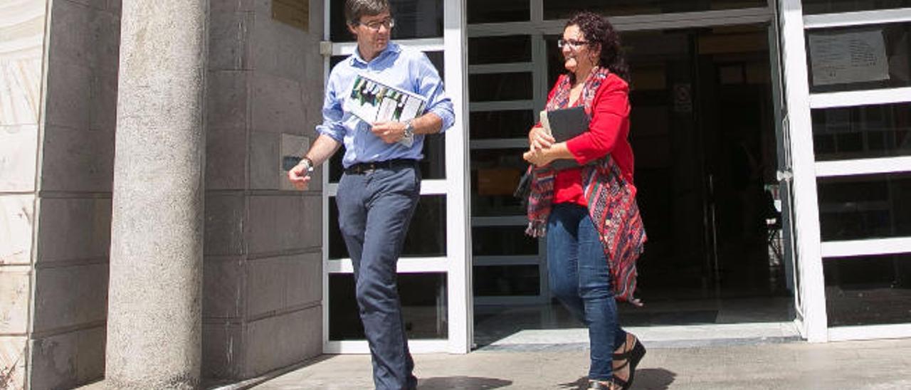 La exalcaldesa Rosa Fernández sale de los Juzgados majoreros en compañía de su abogado, ayer.