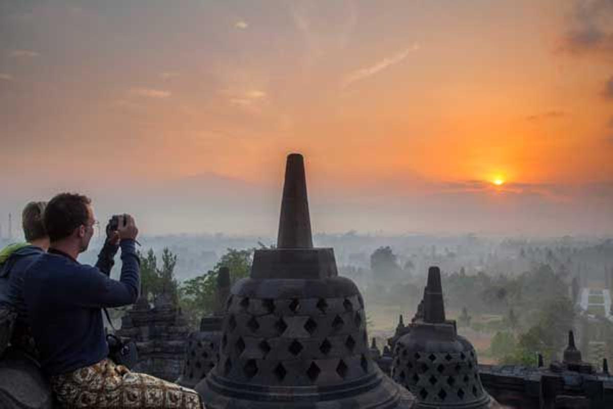 El sol sale en los templos de Borobudur, en Indonesia.