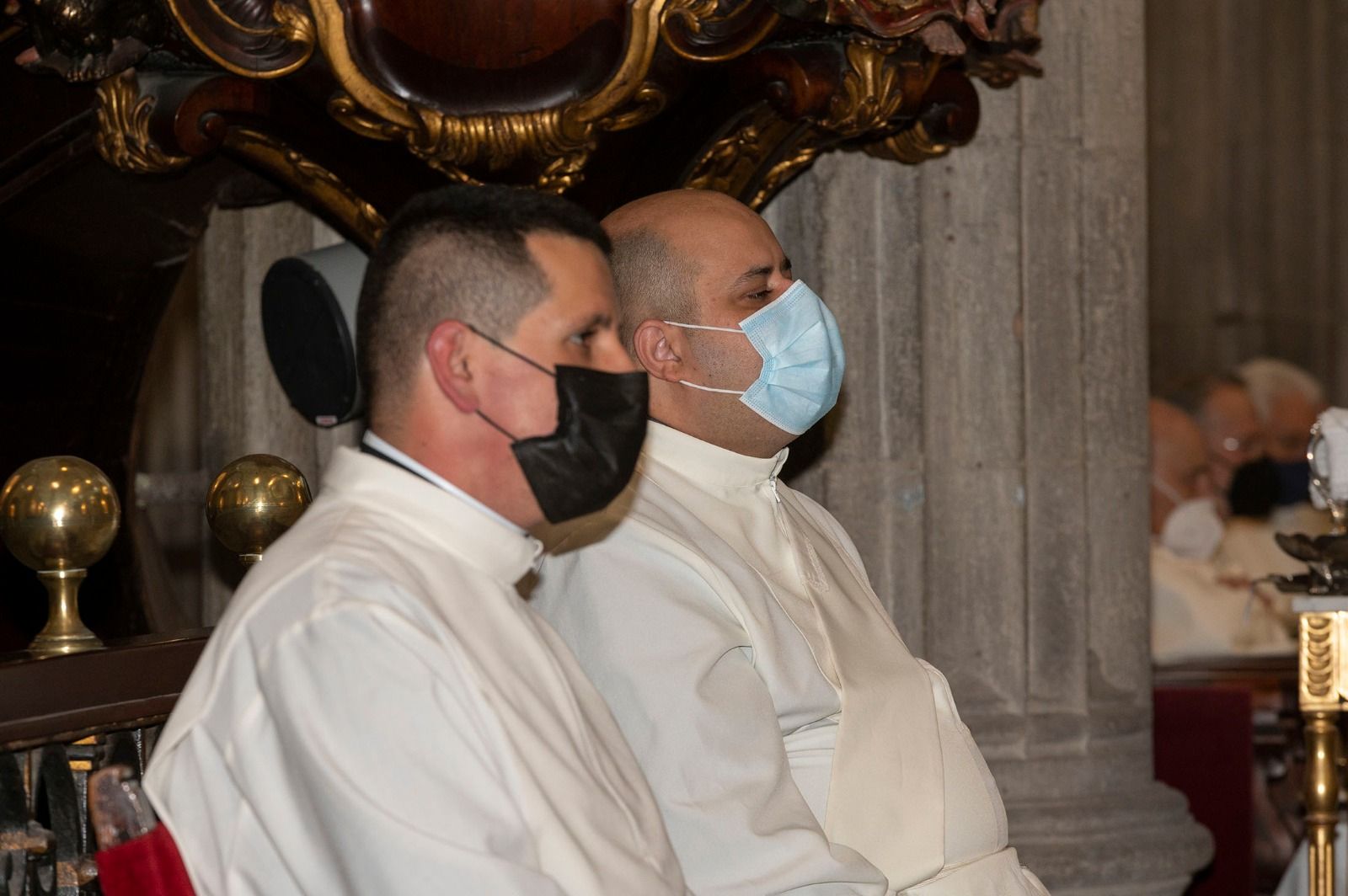 José Mazuelos ofició ayer sus primeras ordenaciones en  la catedral de Santa Ana