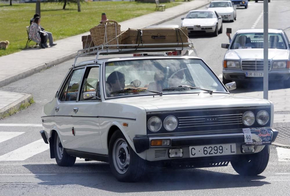 Decenas de automóviles de otras épocas tomaron las calles de Lalín con motivo de la VIII Ruta de Coches Clásicos do Cocido.