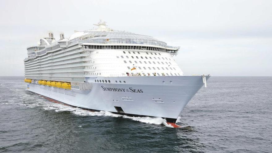 El ´Symphony of the Seas´ navegando.