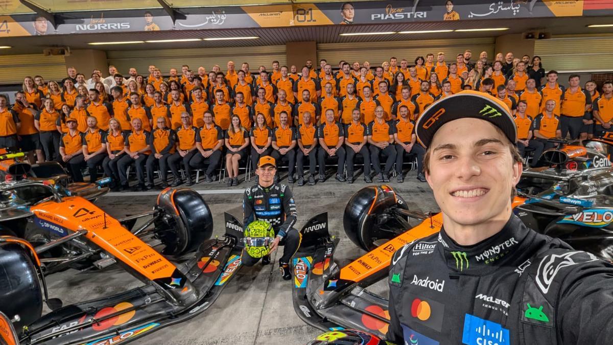 El selfie de Piastri durante la sesión de fotos de McLaren en Abu Dhabi para conmemorar el título de constructores de 2025