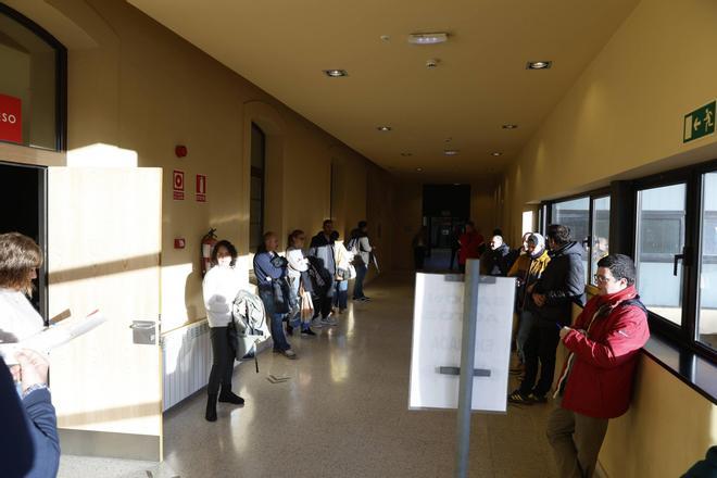 Nervios, ilusión y “ganas de trabajar” en el examen para obtener el carné de taxista en el CMI El Coto