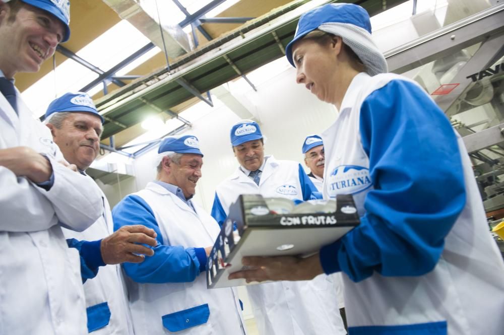 Visita de Javier Fernández a las instalaciones de Central Lechera Asturiana