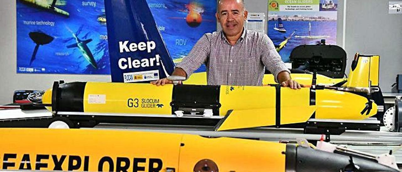 El responsable del área de vehículos submarinos de Plocan, Carlos Barrera, muestra algunos de los gliders con los que cuenta la Plataforma canaria.