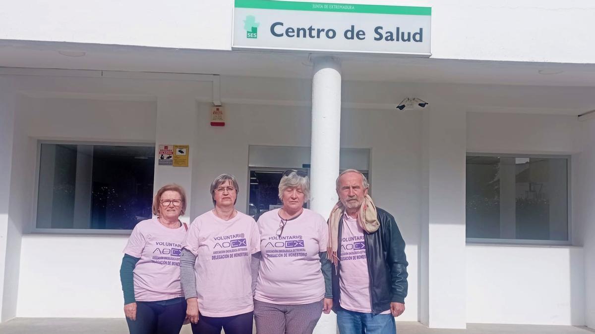 Grupo de voluntarias de AOEX-Monesterio a las puertas del Centro de Salud