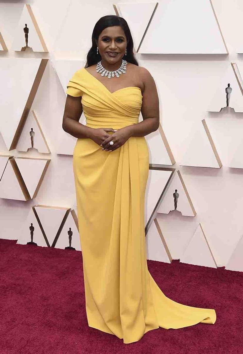 Mindy Kaling, de amarillo