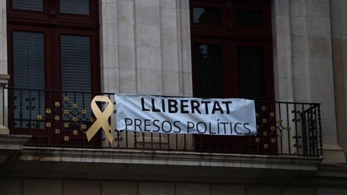 La pancarta vuelve a colgar del Ayuntamiento de Reus