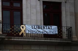 Ciutadans sustrae una pancarta del Ayuntamiento de Reus y genera un enfrentamiento