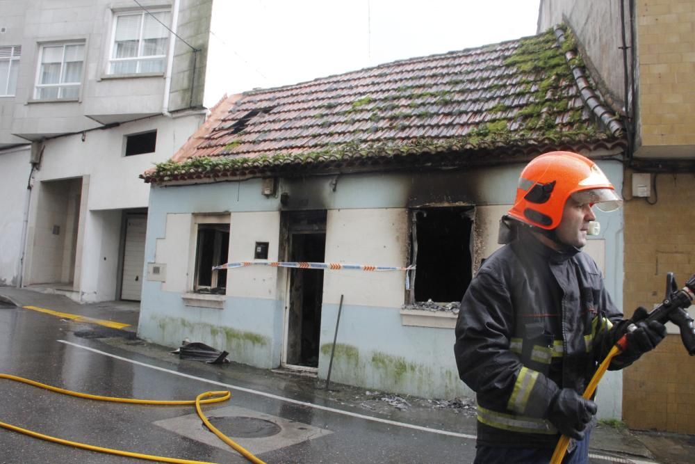 Un incendio detruye una casa "okupada" en Cangas