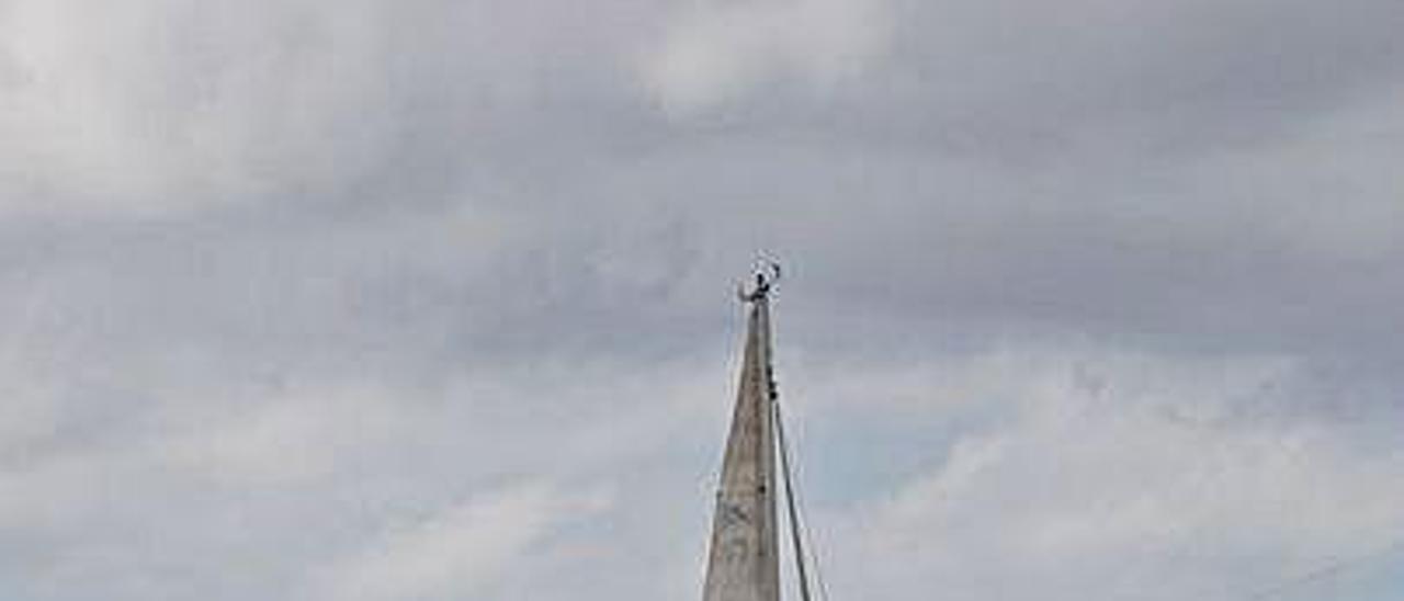 Un velero, a su llegada a Avilés.