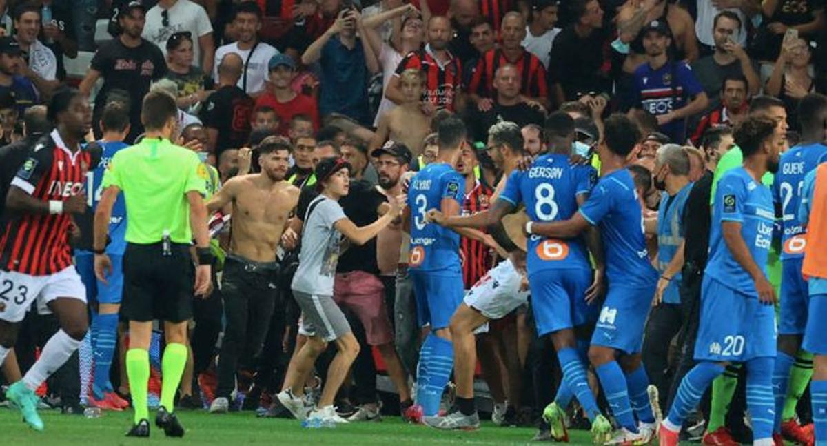 La batalla campal entre ultras y jugadores durante el Niza-Marsella