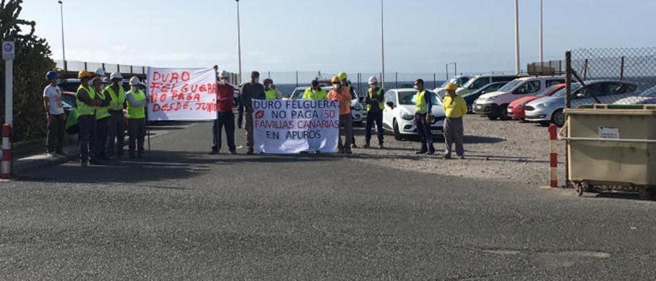 Protesta protagonizada ayer por las empresas subcontratadas por Duro Felguera junto a la central de Juan Grande.