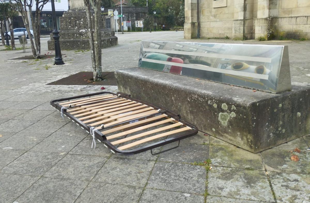 La gran isleta de contenedores creada en la plaza hace que algunos dejen voluminosos en la zona. | L.D.