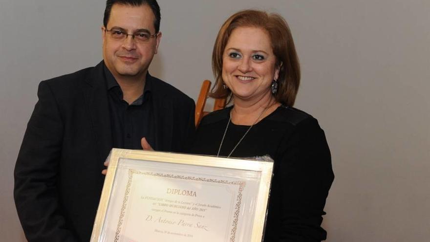 Antonio Parra recibe el diploma de manos de María Comas.