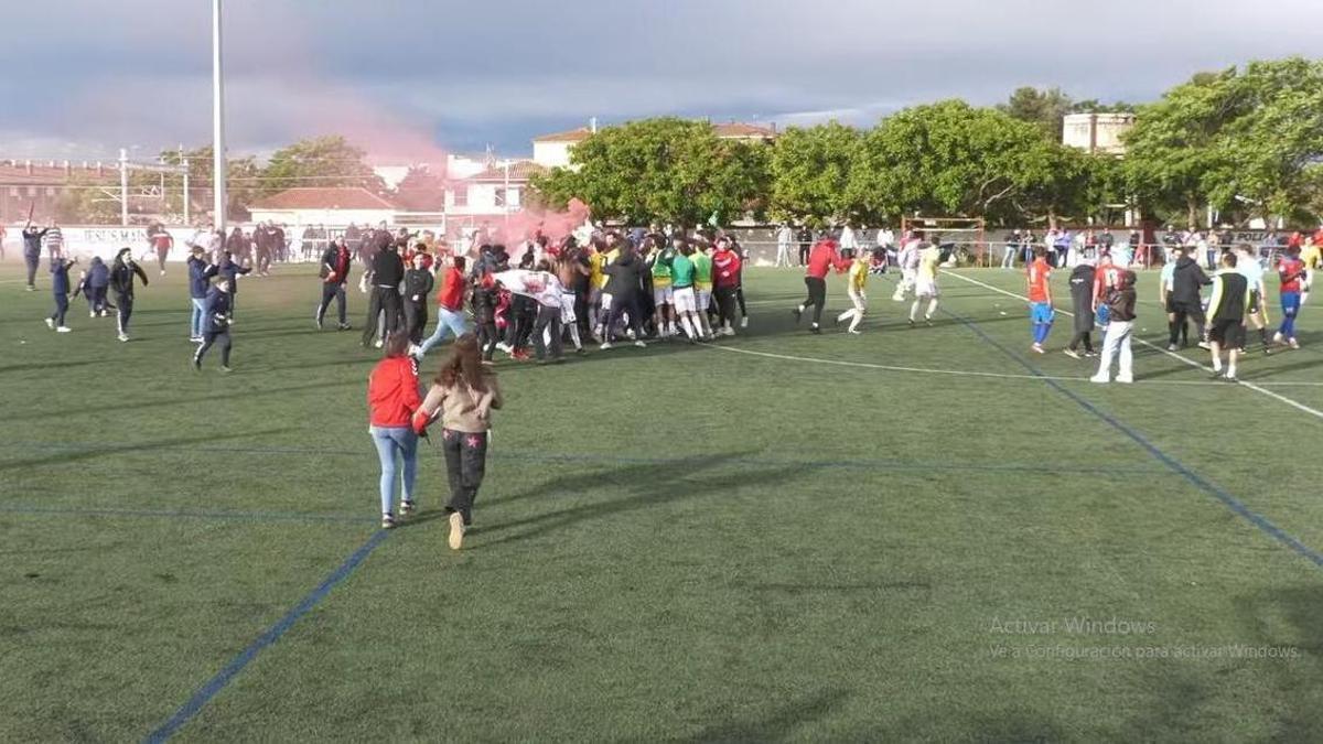 El Calamocha celebra el ascenso tras la victoria ante el Cariñena.