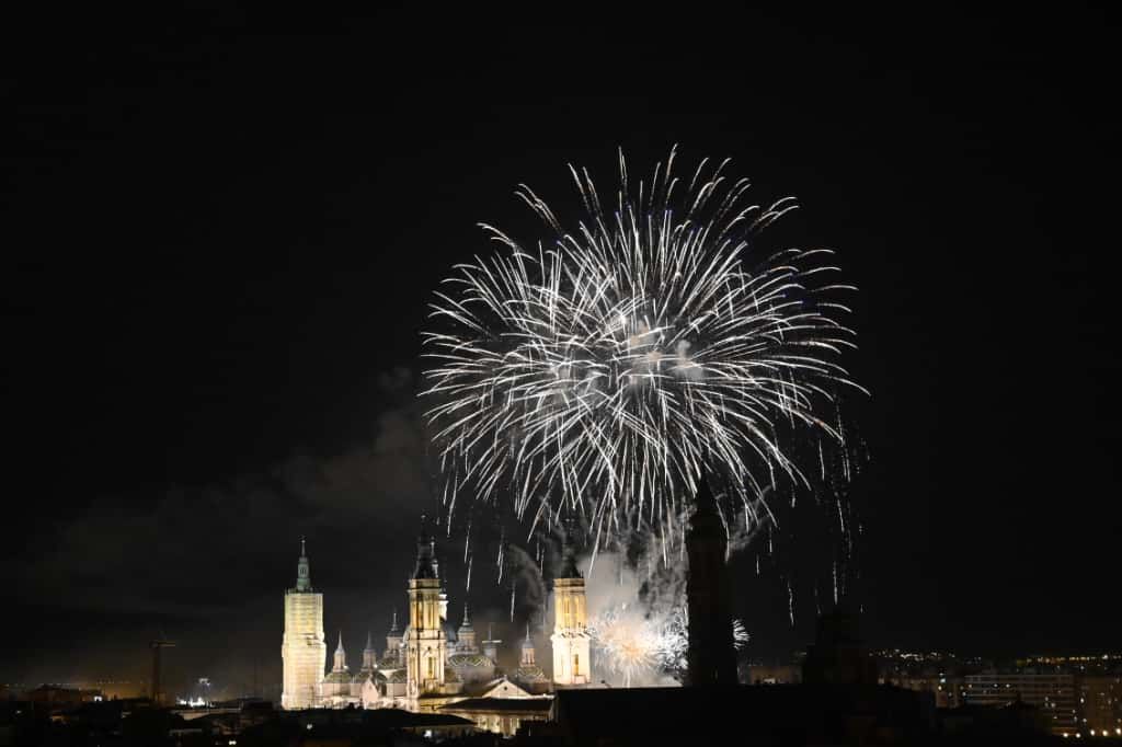 Los fuegos artificiales ponen un bonito broche final a las Fiestas del Pilar 2025